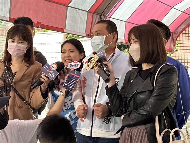 新北市长侯友宜争取连任，也不排除参选2024年总统选举，今天他特地到台北市为市议员徐巧芯站台。（游念育摄）
