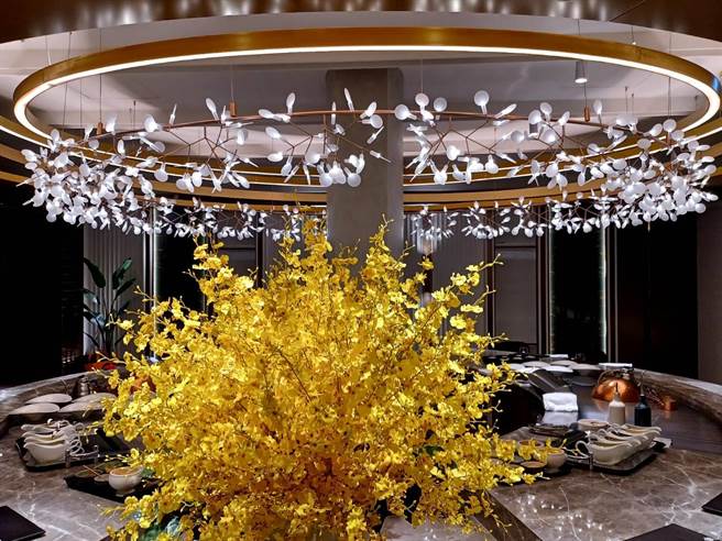 「Le Goût樂葵法式鐵板燒」可容納20人的開放式用餐區，裝潢富麗氣派。(陳韻萍攝)