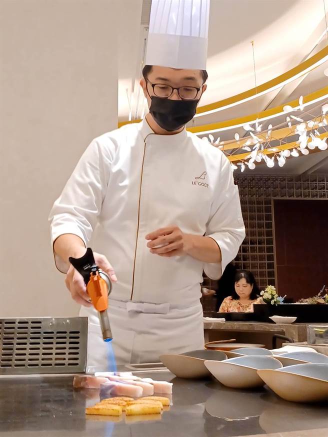 「樂葵法式鐵板燒」從湯品到甜點，十道菜品都在鐵板台上料理，民眾可近距離欣賞師傅的技法。(陳韻萍攝)