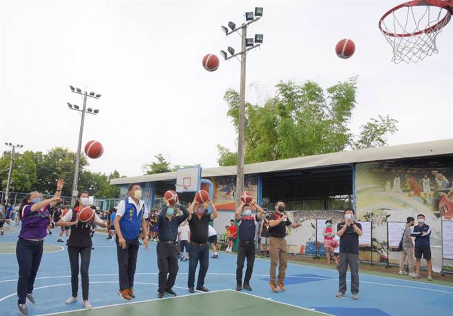 南投县长林明溱、立委许淑华等人投篮，进行简单开球仪式。（南投县府提供／杨静茹南投传真）