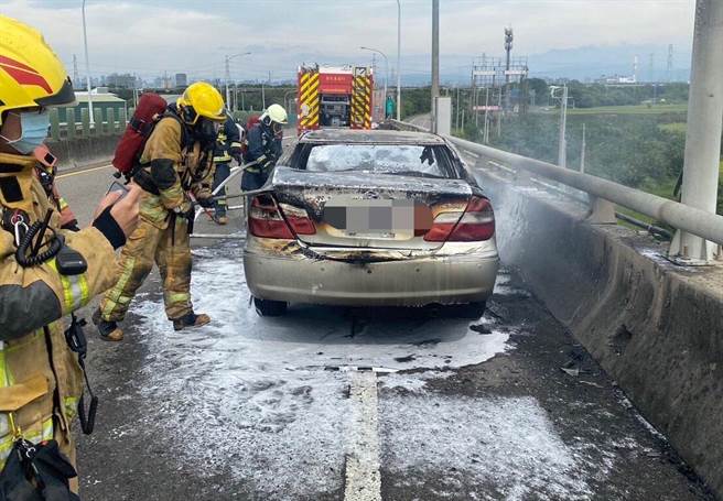 中彰快速道路火車燒，警消緊急滅火。（民眾提供／吳敏菁彰化傳真）