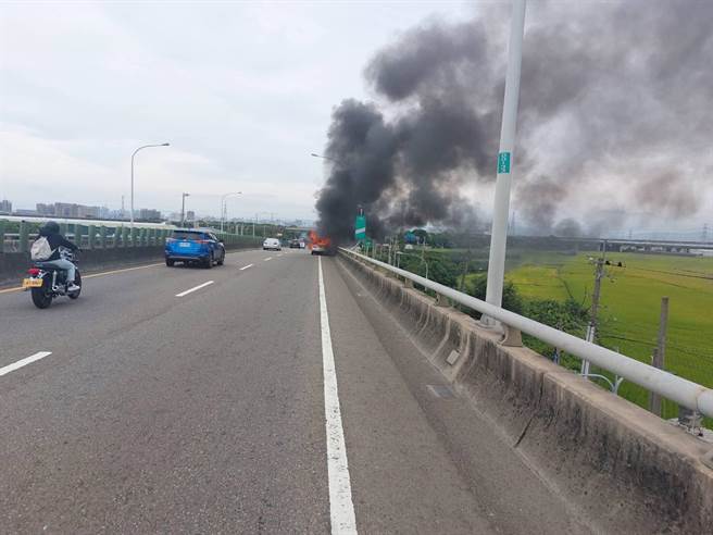 中彰快速道路火車燒，警消緊急滅火。（民眾提供／吳敏菁彰化傳真）