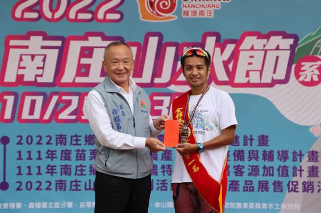 縣長徐耀昌為今年全馬男生組第1名林志傑披掛彩帶。（苗栗縣政府提供／李京昇苗栗傳真）