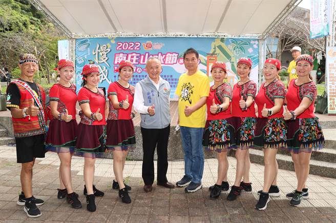縣長徐耀昌、議長鍾東錦與表演團體合照。（苗栗縣政府提供／李京昇苗栗傳真）