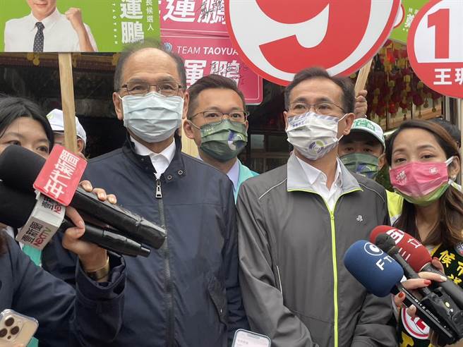 國民黨桃園市長候選人張善政說蔡英文是鄭運鵬助選員，鄭運鵬競辦回嗆張是失言大王。(呂筱蟬攝)