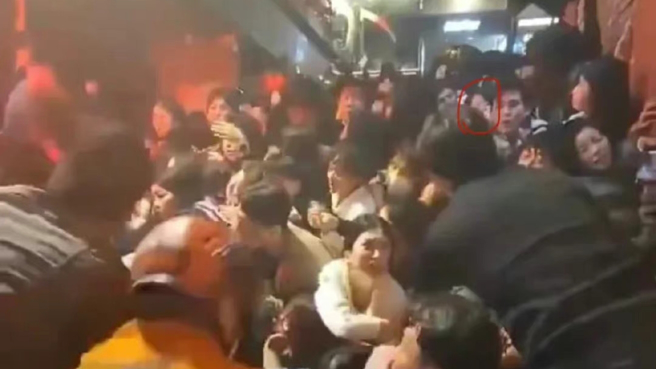 大陆一名幸运生还的女生表示（图中红圈），她身边的2名女生、1名韩国男生全都在她面前断气，令她崩溃不已。（图／翻摄自微博）