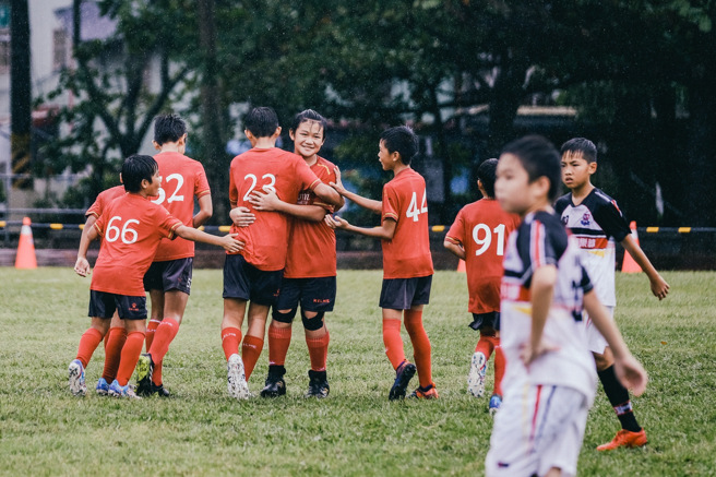 北濱足球俱樂部在大雨中一天兩戰，艱辛拿下YAMAHA CUP足球賽全國賽門票。（大會提供）