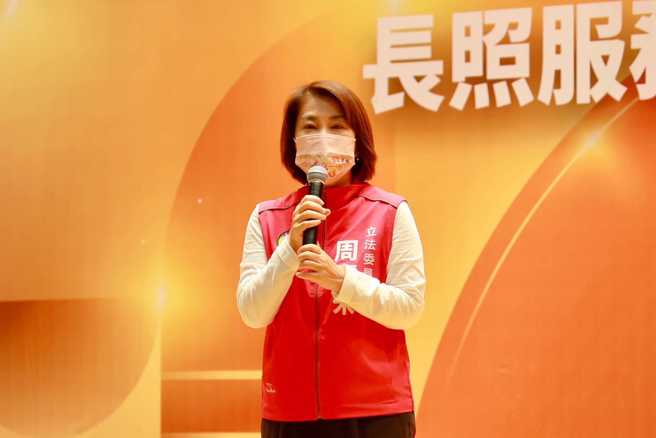 民進黨屏東縣長候選人周春米（圖）期待透過「大社區」照顧到縣內的長輩們。（圖 / 取自周春米臉書）