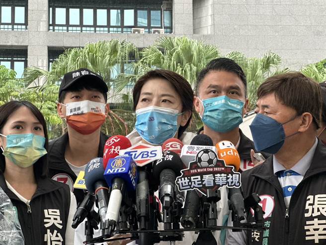 无党籍台北市长候选人黄珊珊下午参与劳团发起的「台北市长劳工政策发表会」后接受媒体联访。（黄婉婷摄）