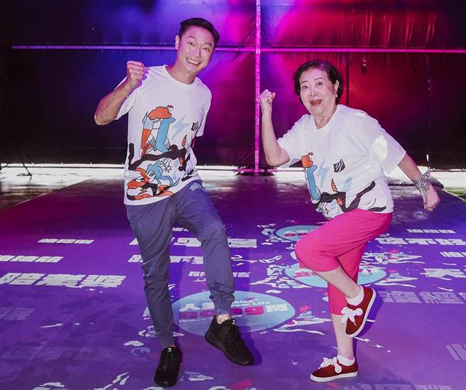 陳淑芳、謝祖武在現場設置的沉浸式光影體驗區，踩碎不跑的理由。（三得利健益提供）