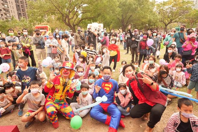 國民黨新竹市長候選人林耕仁競選總部30日下午在東區關新公園舉辦歡樂親子趴，林耕仁化身「超人」，與親子同歡。（林耕仁提供／陳育賢新竹傳真）
