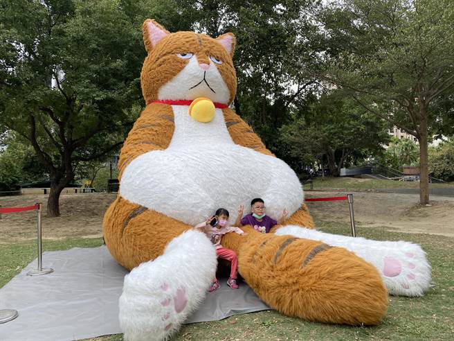 現場最吸睛的是請來3公尺高的充氣巨型布偶貓，表情非常討喜，讓大小朋友都忍不住擁抱。（林耕仁提供／陳育賢新竹傳真）
