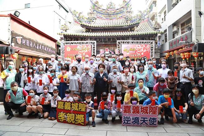 嘉义市城隍庙慈善会颁发清寒孝亲奖助学金给49名学子。（廖素慧摄）