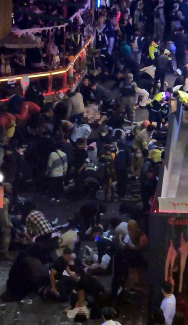 一名在韓留學生劉某表示，當晚他在梨泰院酒吧裡看表演，30日凌晨2點表演結束後，開門走到外面就看到地上躺著一排蓋著布的人。(路透社)