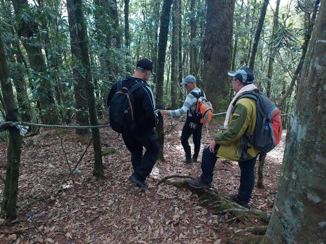 东势林管处会同森警队，前往现场进行搜证。(东势林管处提供)