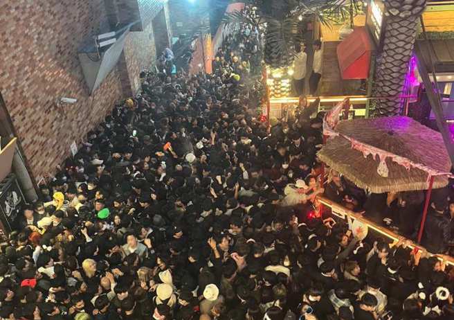 一名韓國留學生王某29日晚上也在梨泰院，被後面男生擠壓得非常難受，甚至有一瞬間難以呼吸，尤其是擠到了事故發生的下坡拐彎處，那裡是最激烈的地方。(路透社)