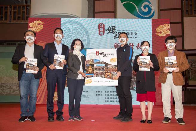 今藉由感恩茶会发表「宜兰县妈祖信仰研究」书籍。（宜兰县政府提供／吴佩蓉宜兰传真）
