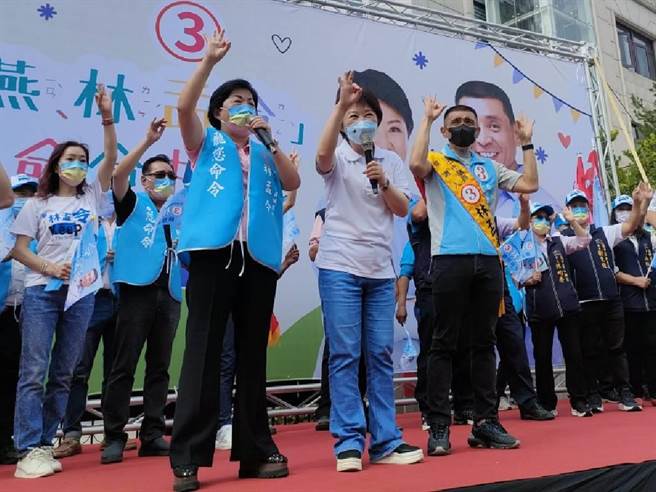台中市长卢秀燕30上午到龙井区支持力拼连任的市议员林孟令，卢秀燕说，她与林孟令合作才能持续推动福利，吁乡亲「市长、市议员选3号，万事OK」。（潘虹恩摄）