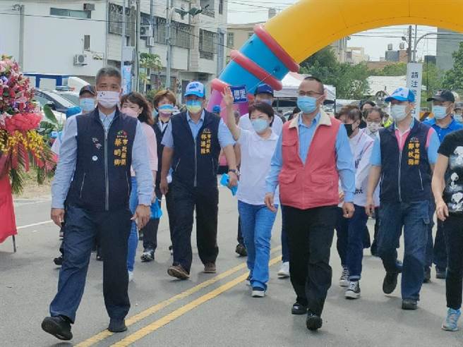 台中市长卢秀燕30日连赶多场行程，第3场来到龙井支持同拚连任的市议员林孟令。（潘虹恩摄）
