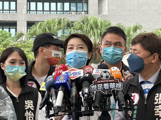 無黨籍台北市長候選人黃珊珊下午出席勞團發起的「台北市長勞工政策發表會」後接受媒體聯訪。（黃婉婷攝）