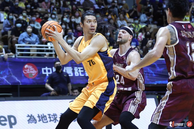曾文鼎(左)持球遭到布朗的盯防。(T1联盟提供)