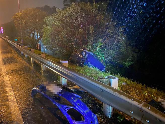 自小客车翻越护栏掉落边坡。（民眾提供）