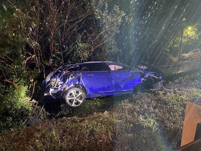 自小客车翻越护栏掉落边坡。（民眾提供）