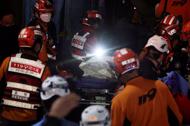 南韓本週末在首爾梨泰院商圈舉行萬聖節派對，吸引超過10萬人朝聖，卻因為人潮過多、場域限制，導致警消抵達現場時仍無能為力，釀成151人死亡悲劇。(圖/路透社) 