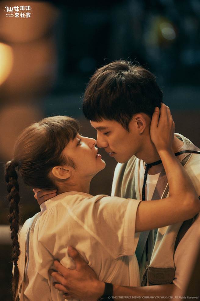 吴念轩、夏胧一吻定情。（卫视中文台提供）