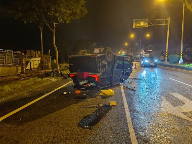 陳姓男子駕駛百萬休旅車，疑似精神不濟衝撞路邊樹木，連續撞斷數棵後，翻車致四輪朝天。（宜蘭縣警察局蘇澳分局提供／吳佩蓉宜蘭傳真）