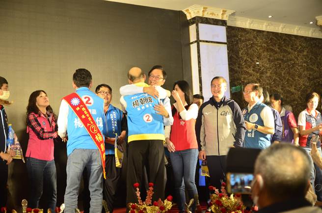 前高雄市长韩国瑜今天到桃园和当年竞选总统的搭檔、国民党桃园市长候选人张善政同台。2人见面先相互拥抱、高喊「冻蒜」。（赖佑维摄）