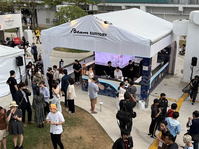 河乐广场餐酒嘉年华活动今年受多场活动邻近举办影响，人潮较去年增加1倍。（台南市观旅局提供／程炳璋台南传真）