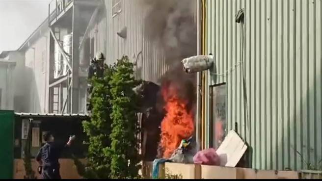 台中市大雅区一处铁皮工厂，30日下午3时许发生大火，火势在东北季风助长下猛烈！(民眾提供)