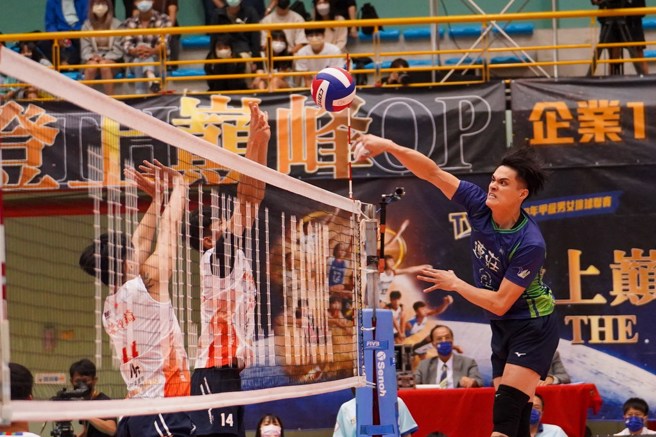 连庄刘鸿杰(右)奋力在网前扣杀。(中华排协提供)