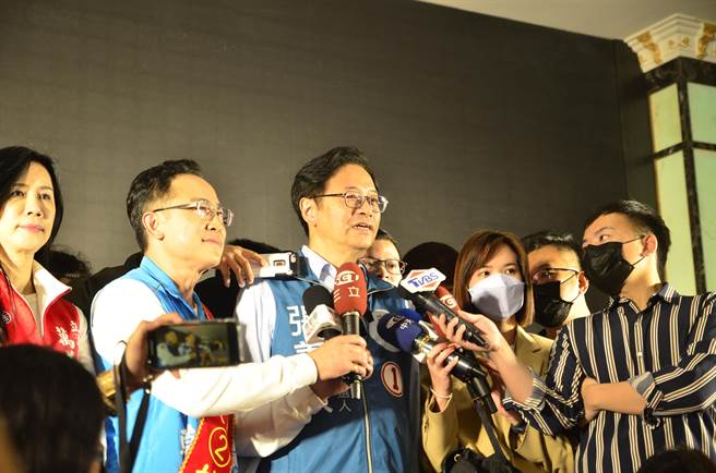 国民党桃园市长候选人张善政回应，芦竹美福大火烧21天、八德国民运动中心天花板垮下来，他选市长是要让桃园市民从恶梦中醒来。（赖佑维摄）