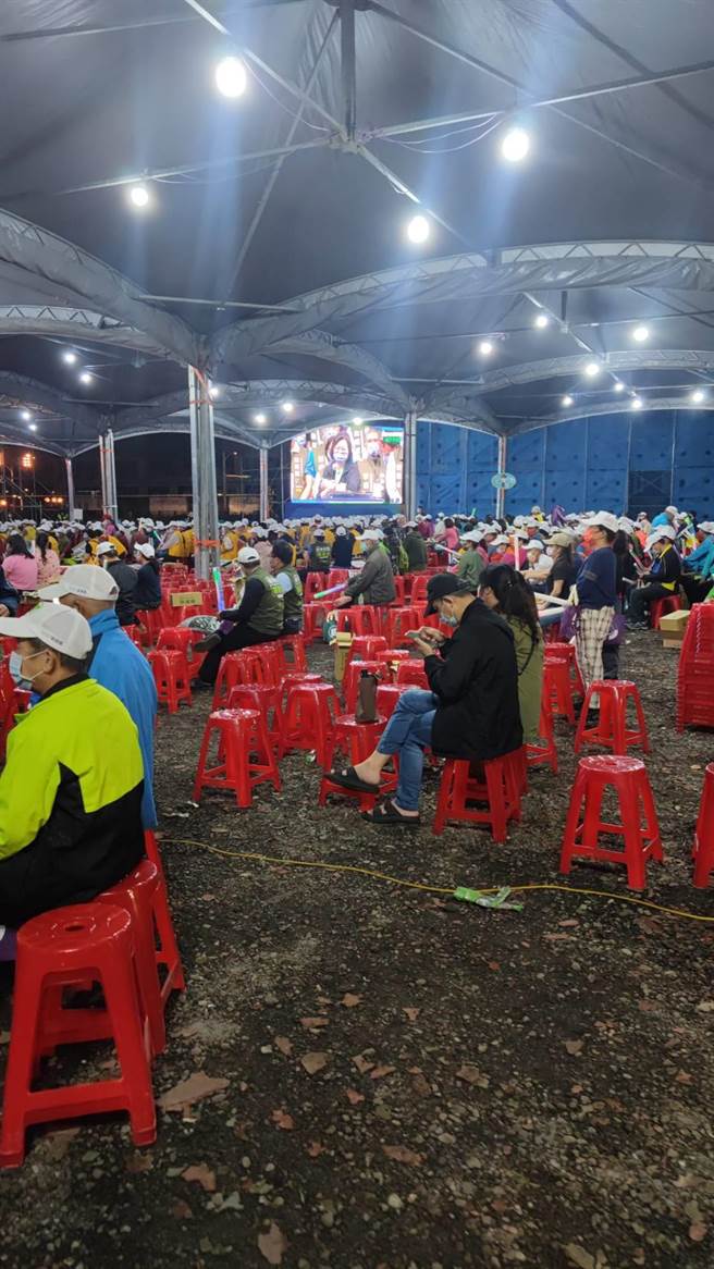 蔡英文总统昨天帮民进党桃园市长候选人郑运鹏站台，致词时已有民眾离场。（读者提供）