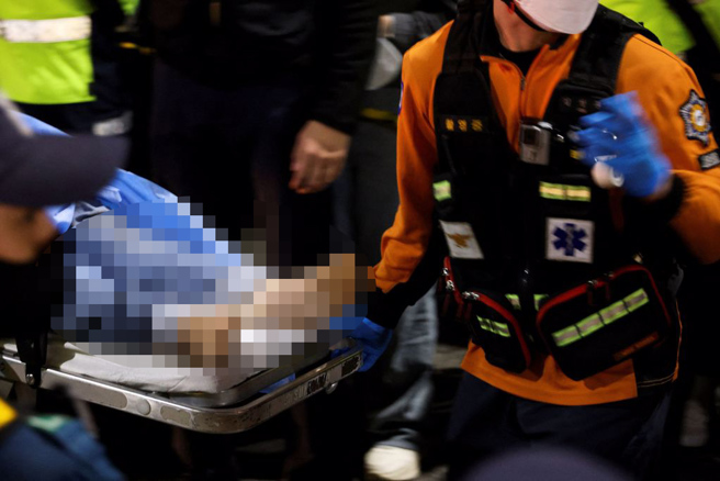 外媒報導梨泰院人踩人慘案，堪稱是2014年世越號渡輪沉沒造成超過300人罹難以來，該國傷亡最慘重的災難。(圖／美聯社)