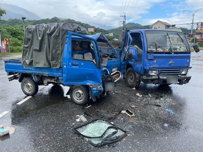 71岁黄姓老翁昨驾驶小货车行经花莲寿丰乡准备左转时，疑因未礼让，加上阴雨天影响视线，不慎撞上另一辆由76岁黄姓老妇驾驶的直行小货车，造成黄妇车头凹陷变形成「V」字，人则是右脚骨折，幸无生命危险，详肇因仍待警方厘清。（警方提供／罗亦晽花莲传真）