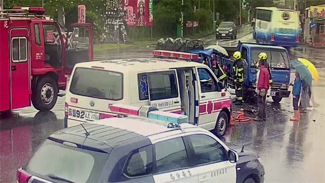 71岁黄姓老翁昨驾驶小货车行经花莲寿丰乡准备左转时，疑因未礼让，加上阴雨天影响视线，不慎撞上另一辆由76岁黄姓老妇驾驶的直行小货车，造成黄妇车头凹陷变形成「V」字，人则是右脚骨折，幸无生命危险，详肇因仍待警方厘清。（警方提供／罗亦晽花莲传真）