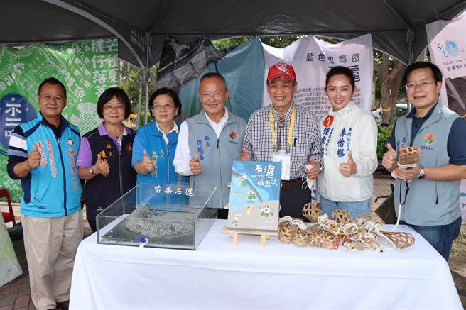 苗栗县长徐耀昌在县府文观局长林彦甫陪同下，巡视闯关摊位并感谢各界对慢鱼计画的支持与协助。（李京升摄）