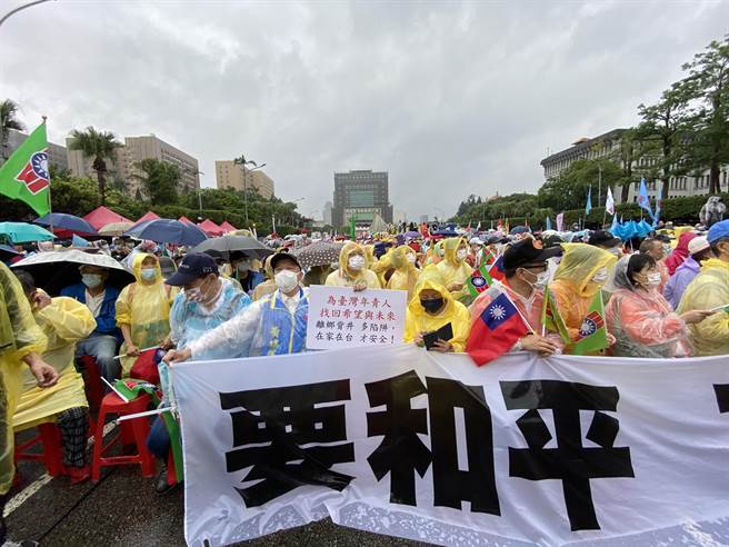 救国团今天下午发起10万人「公义、自由、和平、救国」游行活动。（林志成摄）