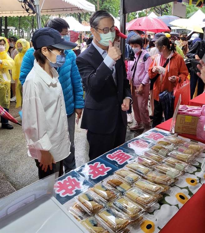 内政部移民署署长钟景琨至多元文化美食品嚐区与新住民互动。（移民署提供）