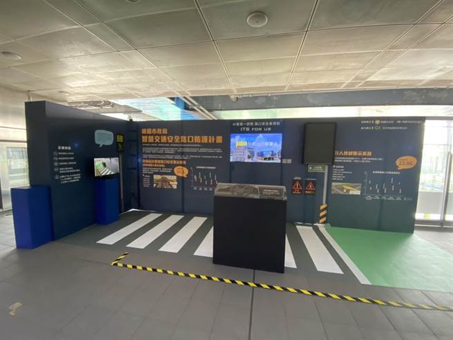 桃园市交通局在捷运林口长庚A8站，以「科技、人、车」为主题，举办为期一周的智慧科技交通安全防护成果，透过影片展示、行人与驾驶模拟视角互动体验寓教于乐。（交通局提供／蔡依珍桃园传真）