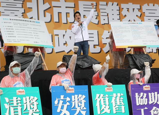 国民党台北市长候选人蒋万安（见图）30日参与市长劳工政策发表会，针对多项劳工政策改进说明，并签下承诺书。（陈俊吉摄）