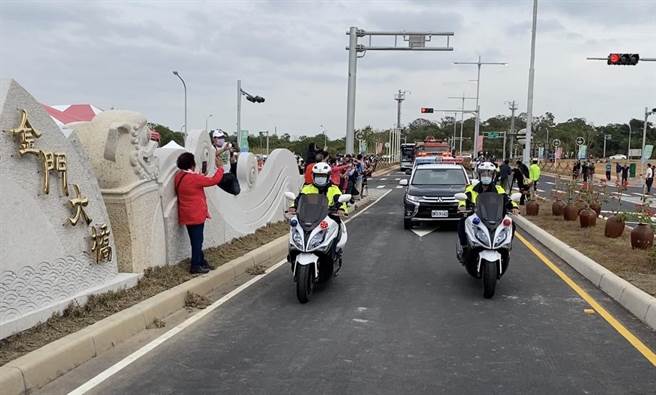 金門大橋於今(30)日下午3點在警車開道下，正式通車啟用(于家麒攝)