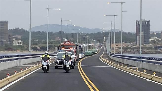民眾為了搶先體驗通車的喜悅，過橋車輛連綿數公里，幾乎布滿整座大橋橋面(于家麒攝)