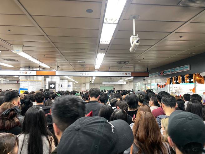 地鐵也都是人。（圖／藝人潘柏希提供）