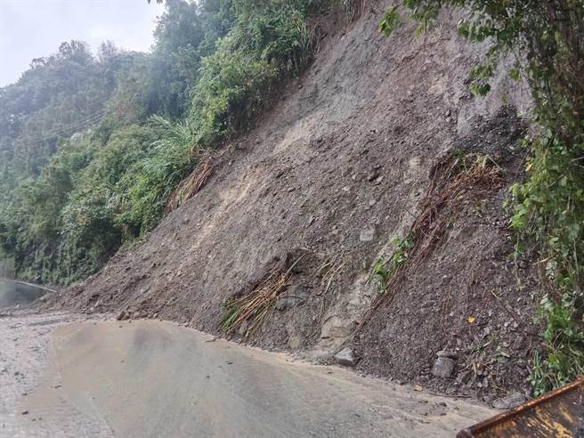 今四工处勘查发现81K处路基再度流失约50公尺，预计11月9日抢通。（公路总局提供／吴佩蓉宜兰传真）