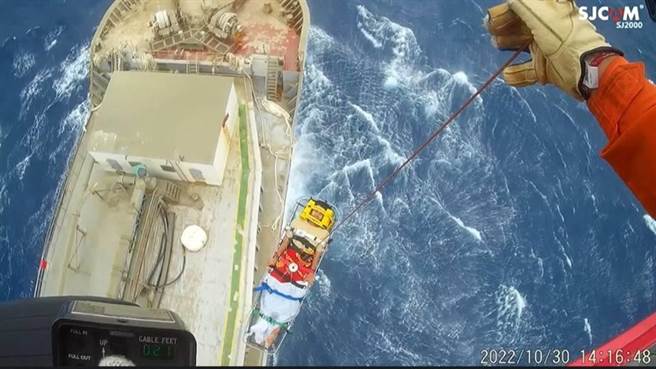 巴拿马籍货船「XING SHUN1」（欣顺一号）今日上午传出3名船员骨折受伤，内政部空中勤务总队勤务第三大队第一队获报，採吊挂、担架方式抢救。（翻摄照片／崔正纲高雄传真）