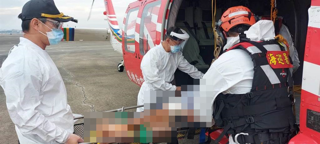 船员获救后立即送往高医救治。（翻摄照片／崔正纲高雄传真）